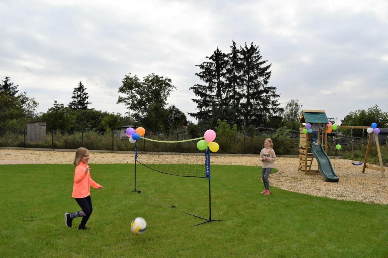 Boutique Odyseja & Spa Цехоцинек Экстерьер фото Children playing balloon tennis