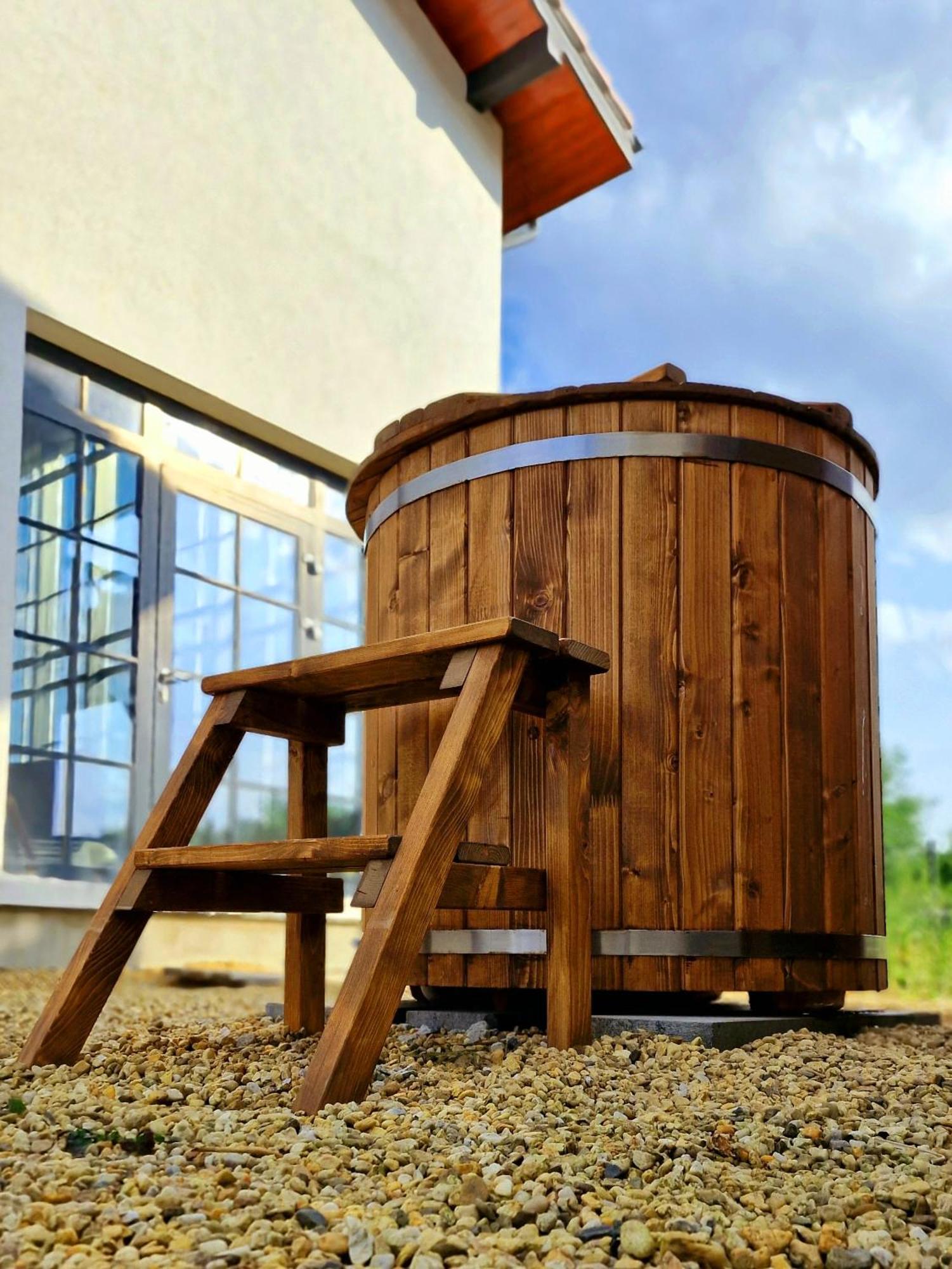 Boutique Odyseja & Spa Цехоцинек Экстерьер фото A wooden hot tub