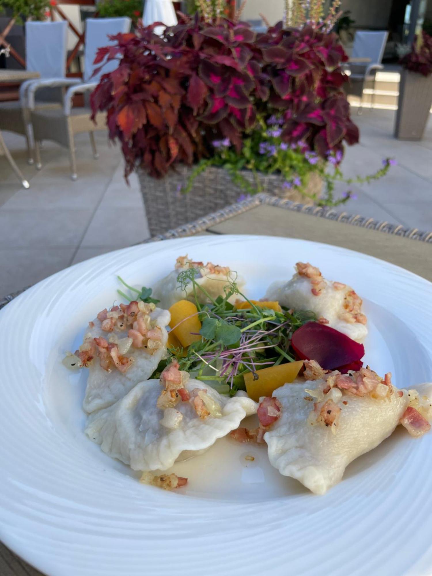 Boutique Odyseja & Spa Цехоцинек Экстерьер фото A plate of pierogi