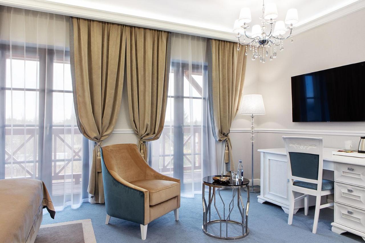 Boutique Odyseja & Spa Цехоцинек Экстерьер фото A room at the hotel