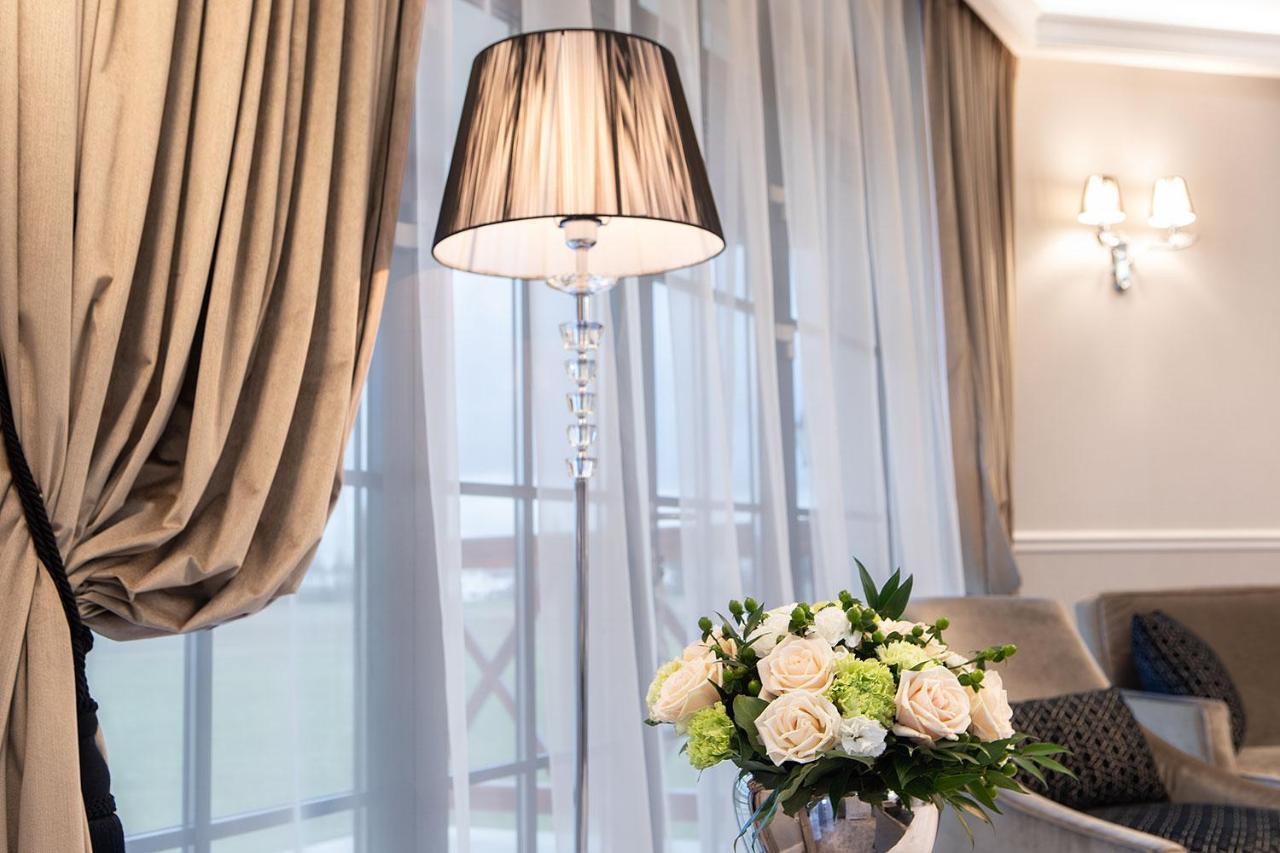 Boutique Odyseja & Spa Цехоцинек Экстерьер фото A floor lamp
