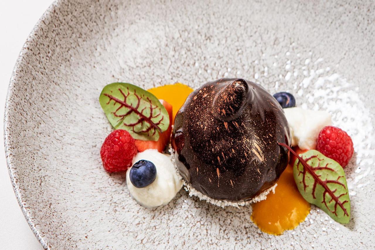 Boutique Odyseja & Spa Цехоцинек Экстерьер фото A chocolate dessert