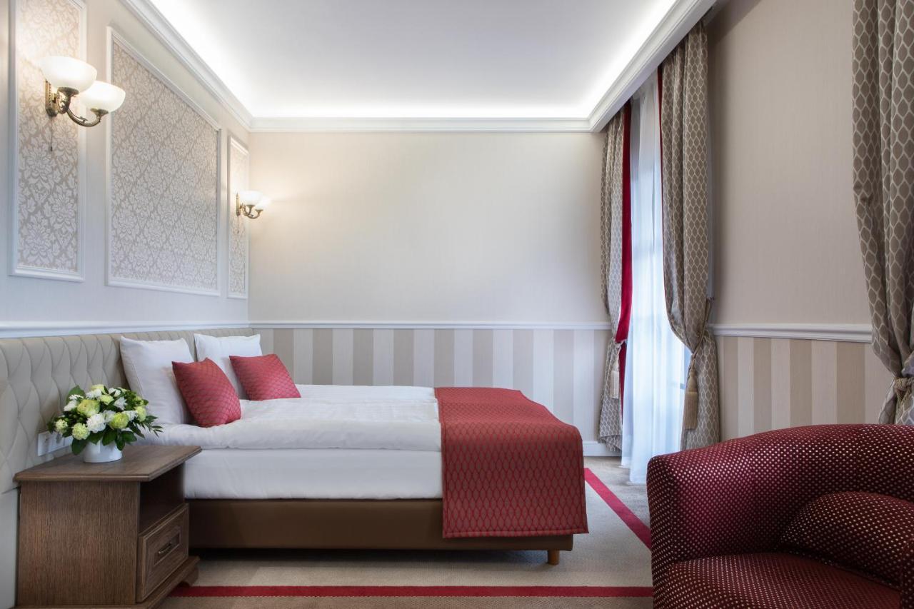 Boutique Odyseja & Spa Цехоцинек Экстерьер фото A room at the hotel